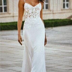White Sleeveless Sweetheart Sheath Gown